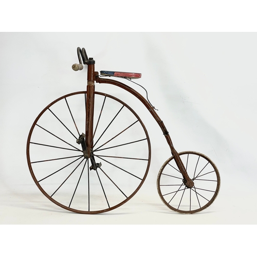 32 - A vintage child’s facile style bicycle. 92x77cm