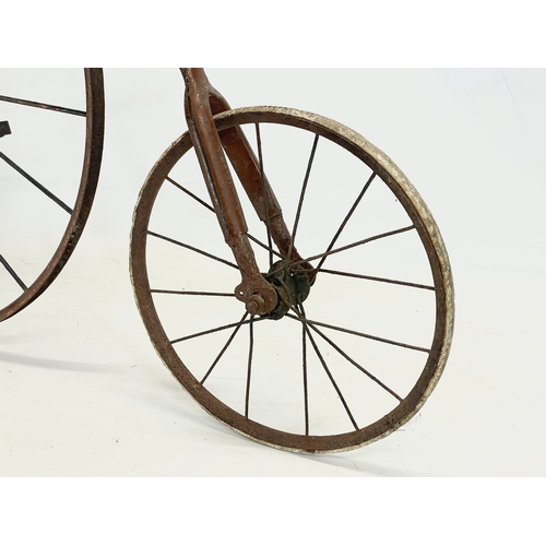 32 - A vintage child’s facile style bicycle. 92x77cm