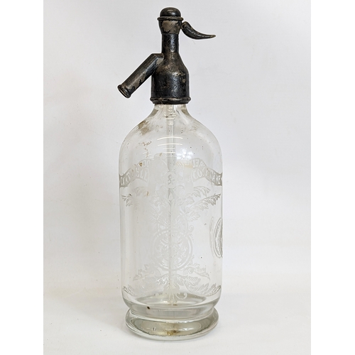 333 - A vintage Cantrell & Cochrane Soda Syphon, Dublin. 31cm