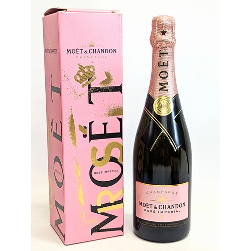 187 - An unopened Moët & Chandon Rose Champagne in box.