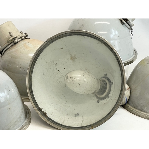 124 - 6 vintage industrial light fittings. 36x27cm