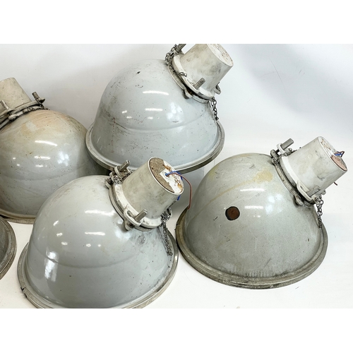 124 - 6 vintage industrial light fittings. 36x27cm