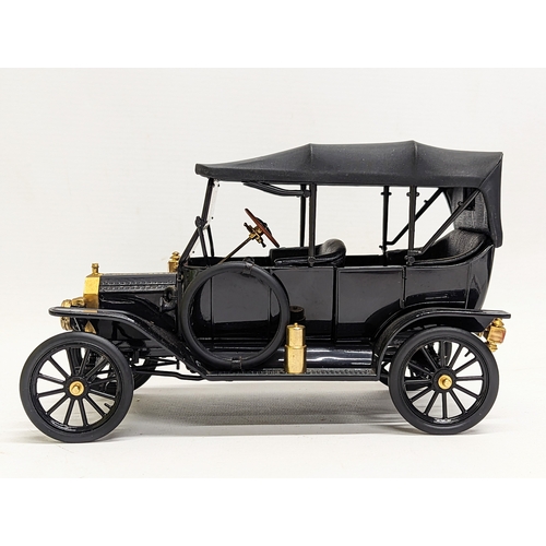 253 - A collectable model of 1913 Ford Model T by Franklin Mint. 21x12.5cm