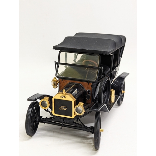 253 - A collectable model of 1913 Ford Model T by Franklin Mint. 21x12.5cm