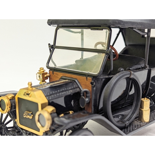 253 - A collectable model of 1913 Ford Model T by Franklin Mint. 21x12.5cm