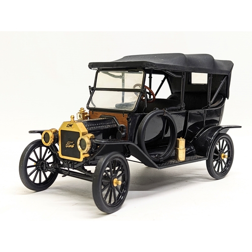 253 - A collectable model of 1913 Ford Model T by Franklin Mint. 21x12.5cm