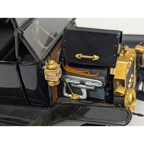 253 - A collectable model of 1913 Ford Model T by Franklin Mint. 21x12.5cm