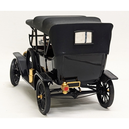 253 - A collectable model of 1913 Ford Model T by Franklin Mint. 21x12.5cm