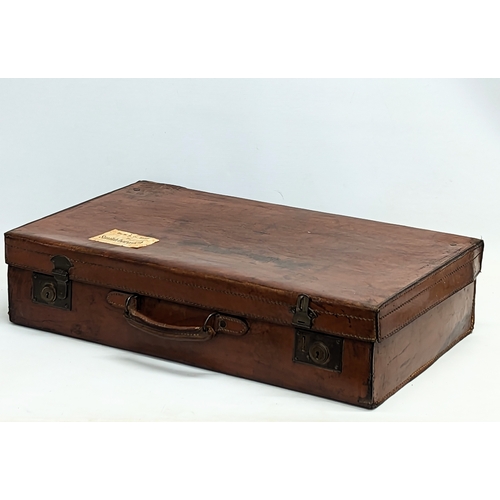 40 - A vintage leather case. 66x37x15.5cm