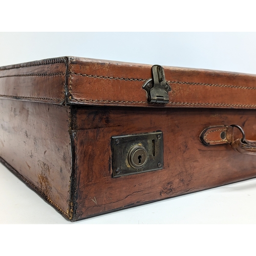 40 - A vintage leather case. 66x37x15.5cm