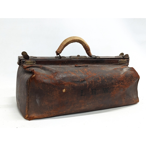 47 - An early 20th century Gladstone bag.