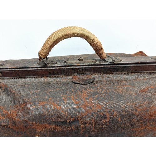 47 - An early 20th century Gladstone bag.