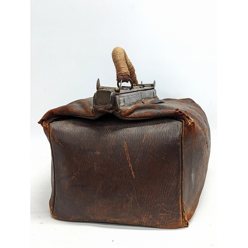 47 - An early 20th century Gladstone bag.