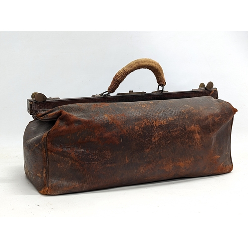 47 - An early 20th century Gladstone bag.