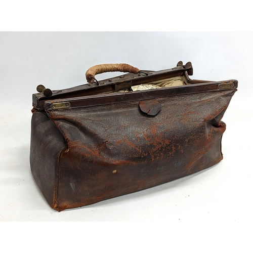 47 - An early 20th century Gladstone bag.