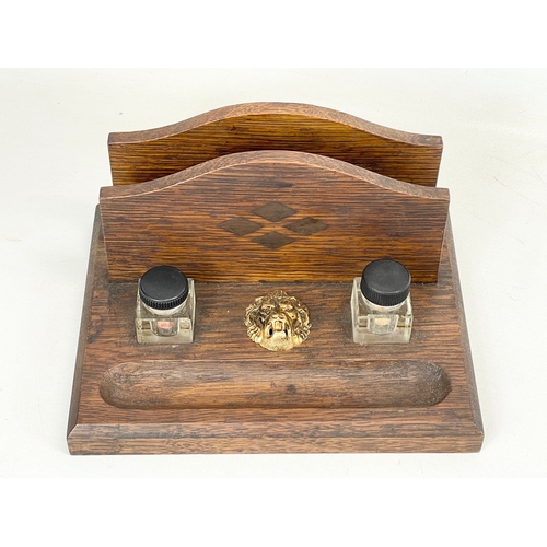 260N - An early 20th century oak pen and ink stand. 23x18x12cm