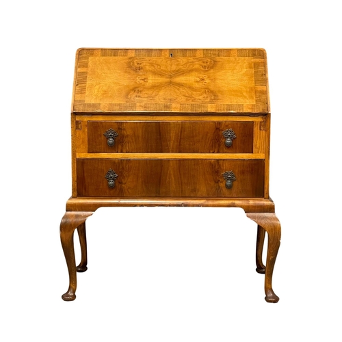 371 - A good quality vintage Walnut writing bureau. 85x47x98.5cm