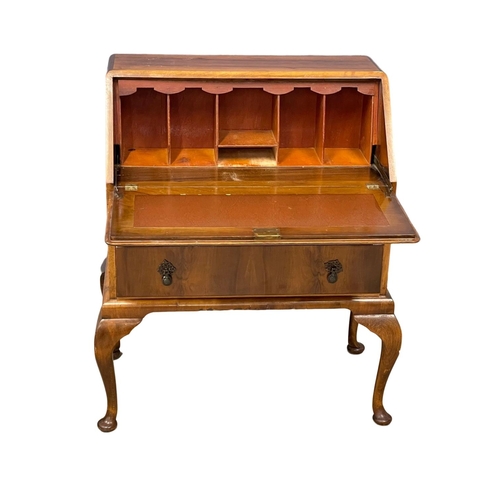 371 - A good quality vintage Walnut writing bureau. 85x47x98.5cm