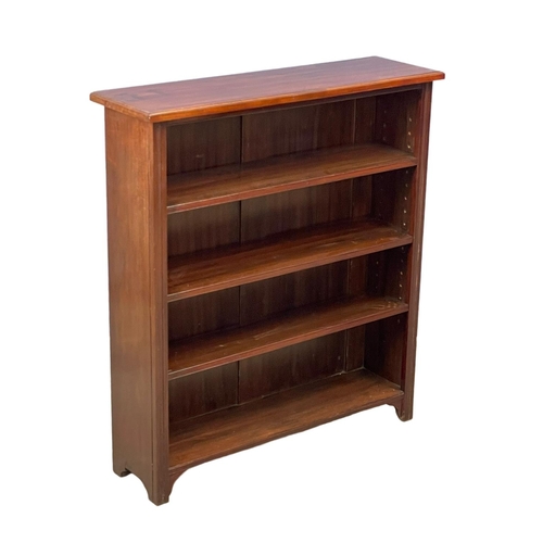 955 - An Edwardian mahogany open bookcase. With adjustable shelves. 94x28x105cm