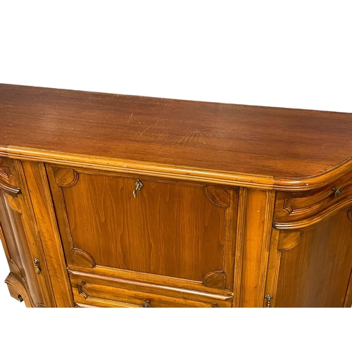 122L - A mahogany serpentine front sideboard. 151x40.5x98.5cm