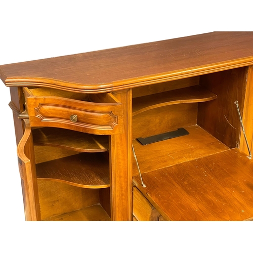 122L - A mahogany serpentine front sideboard. 151x40.5x98.5cm