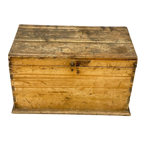 270S - A Victorian pine trunk. 84x45x49cm