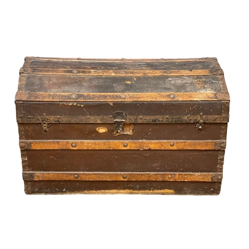 281H - An early 20th century dome top trunk. 85x49x52cm