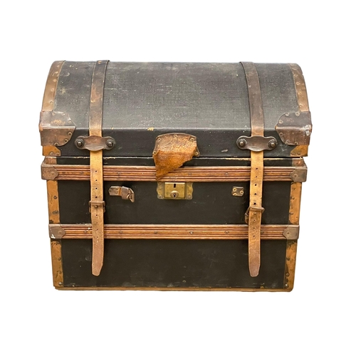 281K - An early 20th century dome top leather and wooden trunk. Circa 1900-1920. 70x49x59cm