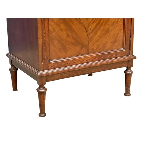 956 - A late Edwardian inlaid mahogany side cabinet. 88x44x116