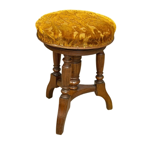 1109 - A late Victorian telescopic piano stool. Circa 1890.