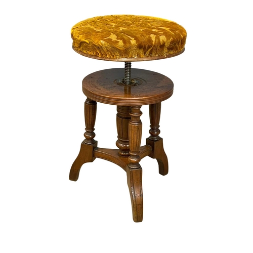 1109 - A late Victorian telescopic piano stool. Circa 1890.