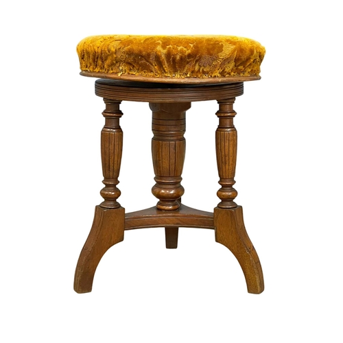 1109 - A late Victorian telescopic piano stool. Circa 1890.