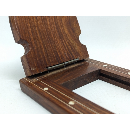 228 - An Indian rosewood extendable book stand. 35cm not extended.