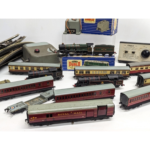 331 - A collection of vintage Hornby Dublo steam trains, carriages, accessories and tracks. Including Roya... 