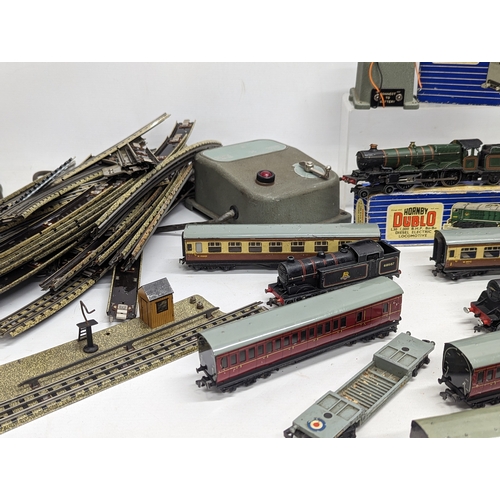 331 - A collection of vintage Hornby Dublo steam trains, carriages, accessories and tracks. Including Roya... 