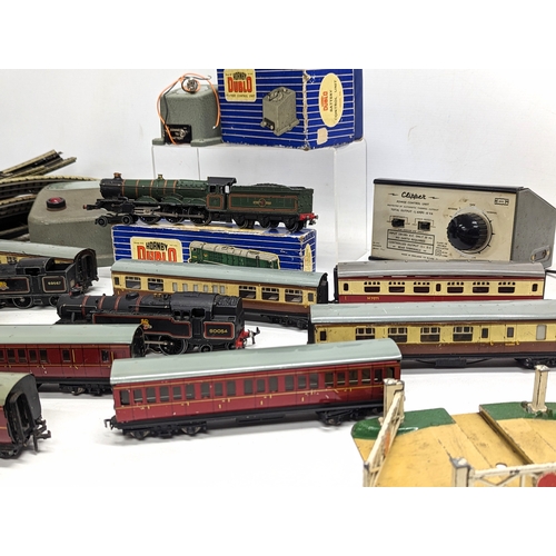 331 - A collection of vintage Hornby Dublo steam trains, carriages, accessories and tracks. Including Roya... 