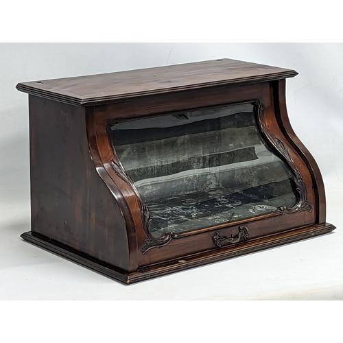 169 - A late Victorian tabletop display cabinet, circa 1890-1900. 56x36.5x32.5cm