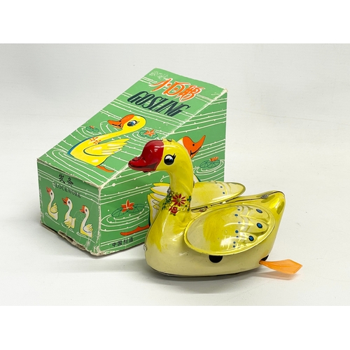 103 - A vintage Gosling clockwork tin plate duck in original box. Box measures 14x13cm