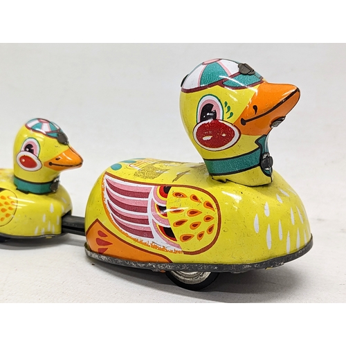 104 - A vintage wind-up tin toy, mother duck and ducklings. 29cm