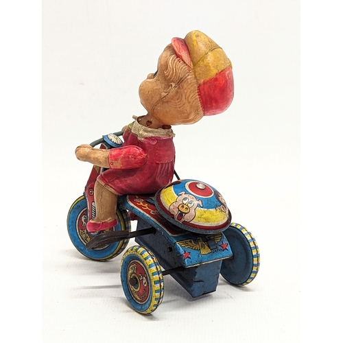 113 - A vintage wind up tin toy, made in Japan. 11x12cm