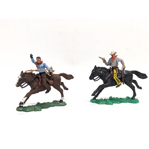 117 - 4 vintage model cowboys and Native Americas by Britains, 