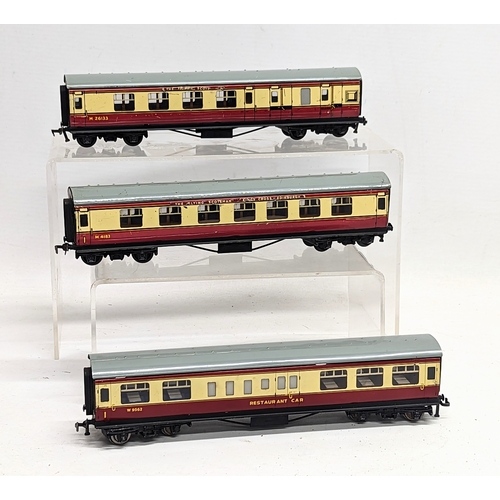 128 - 3 vintage Hornby Dublo train carriages, 