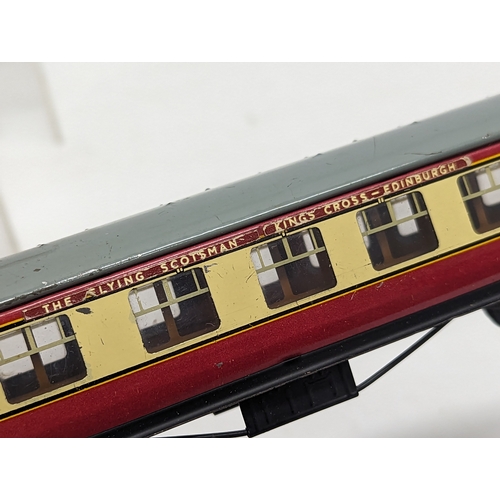 128 - 3 vintage Hornby Dublo train carriages, 