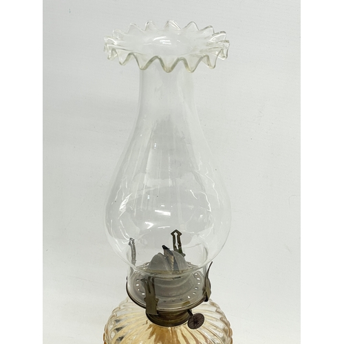 195U - An early 20th century glass oil lamp. 42.5cm