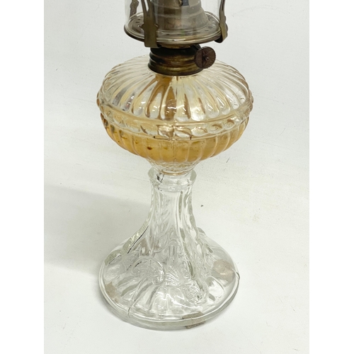 195U - An early 20th century glass oil lamp. 42.5cm