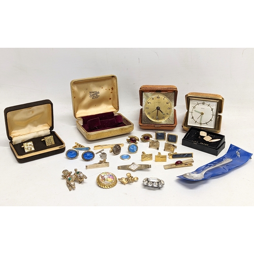 591Y - A sundry lot including vintage cufflinks, 2 vintage travel clocks by Jerger and Estyma, and brooches... 