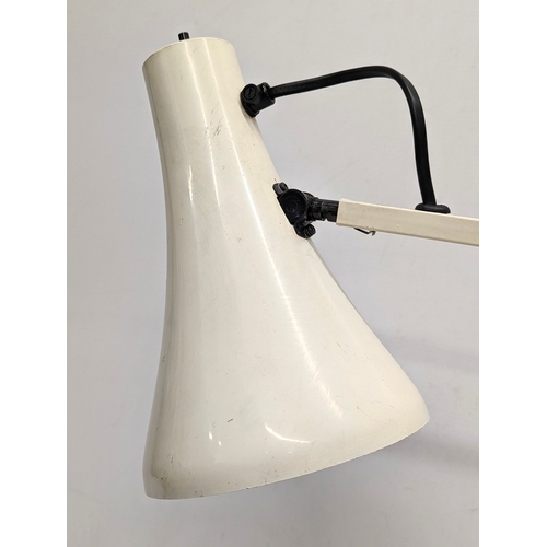 196Y - A vintage anglepoise lamp.