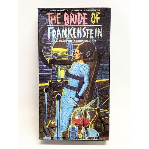 376K - A vintage Aurora scale model of The Bride of Frankenstein, assembly kit. Box measures 18x33cm