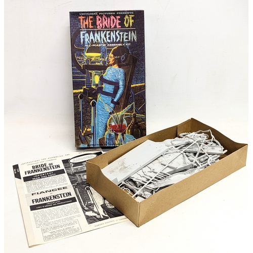 376K - A vintage Aurora scale model of The Bride of Frankenstein, assembly kit. Box measures 18x33cm