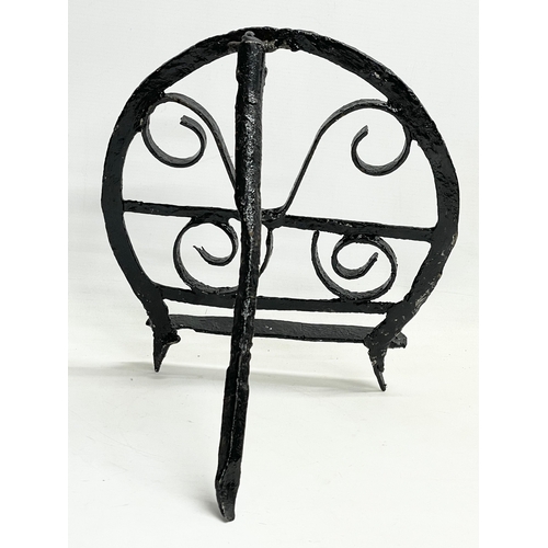 184H - A 19th century Folk Art wrought iron Harnen stand. 29x32cm